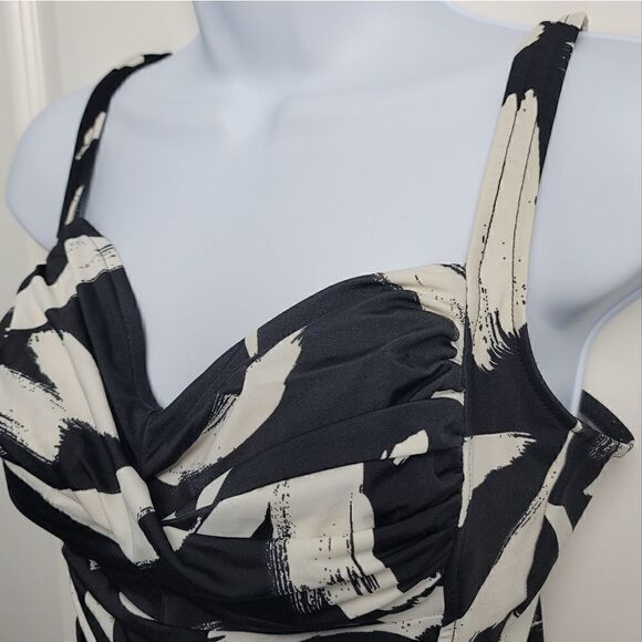 MAGIC SUIT One Piece Swimsuit - Picture 2 of 8